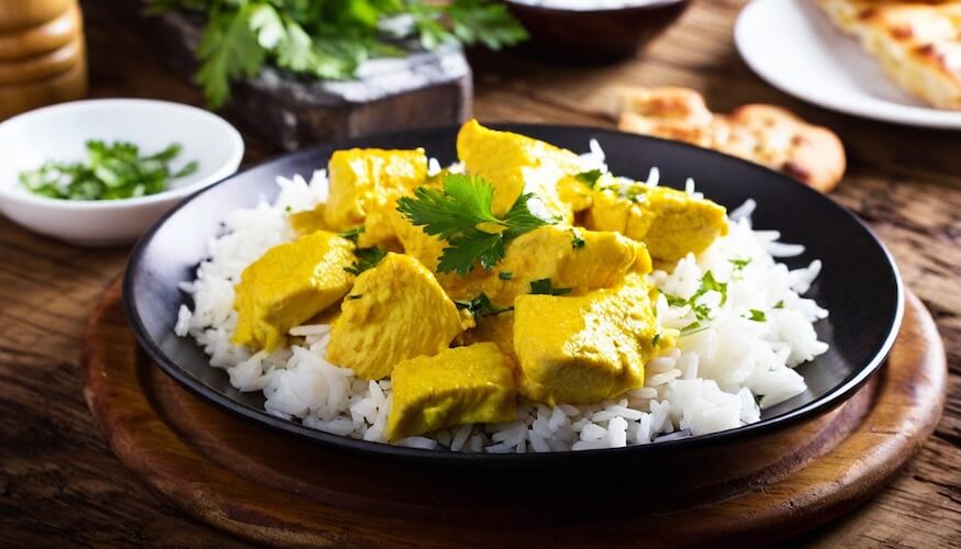 Cremiges Hähnchen-Curry mit Reis und Kokosmilch
